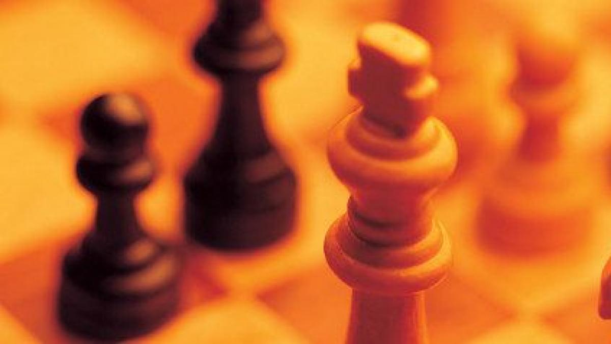 A quién favorece la enseñanza de ajedrez en la escuela?