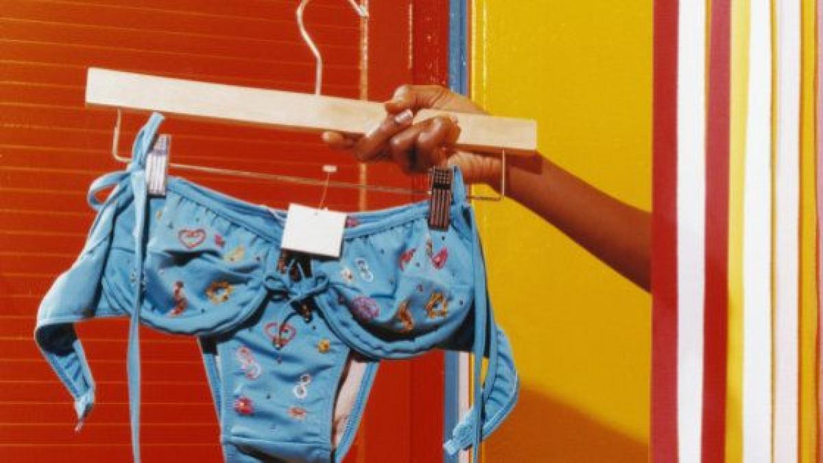 Bikini nuevo los riesgos al probarte un bañador en la tienda imagen