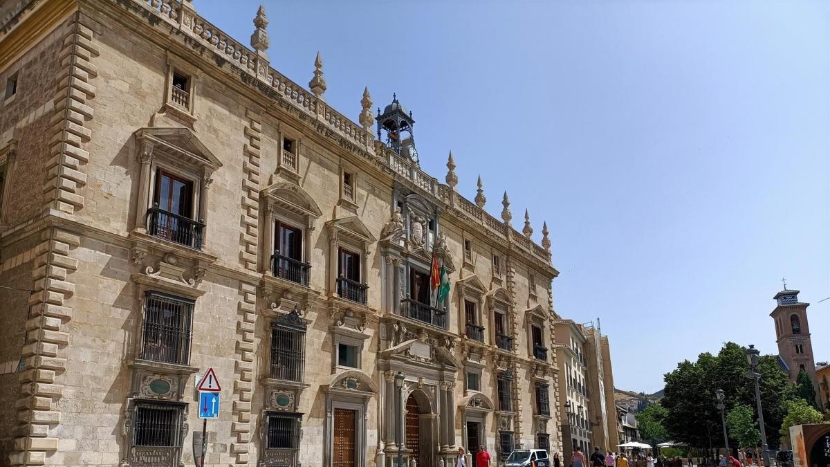 Piden cinco años de cárcel a un policía local que inventaba multas para