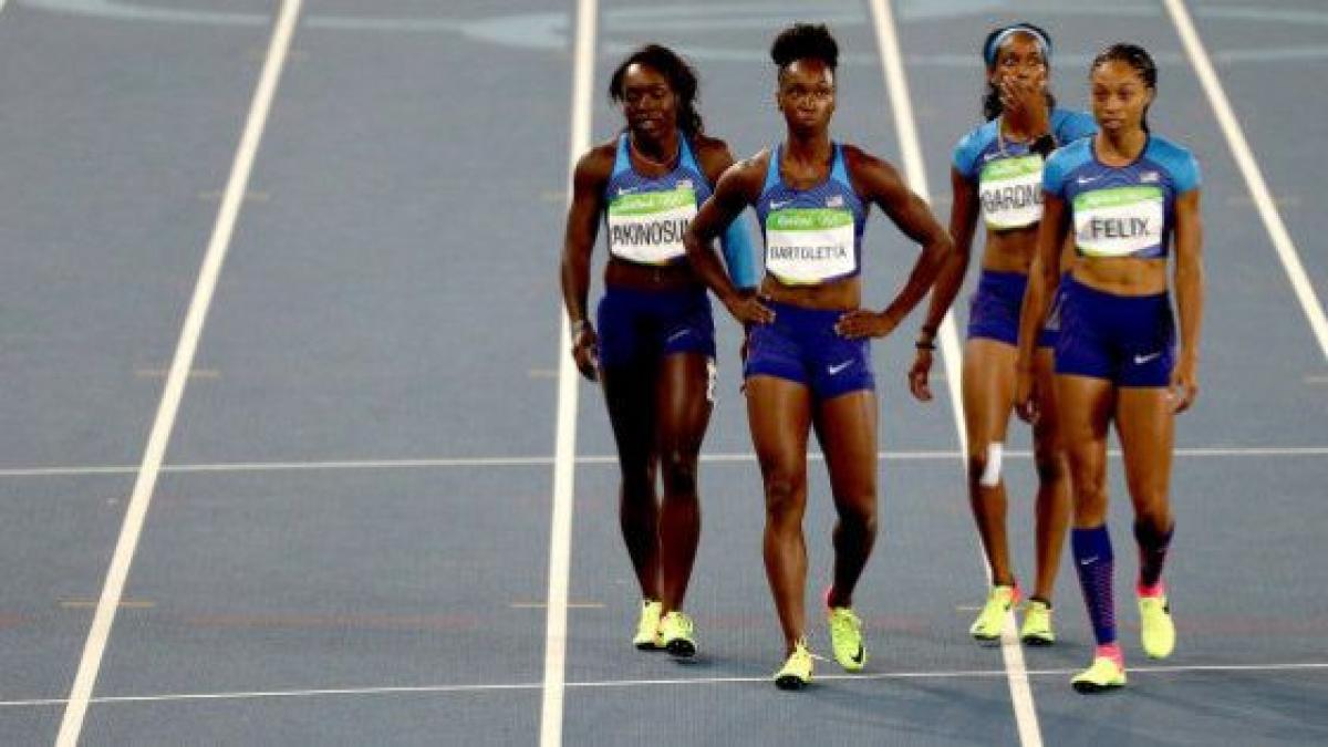 El relevo 4x100 femenino de EE UU se mete en la final... tras correr a ...