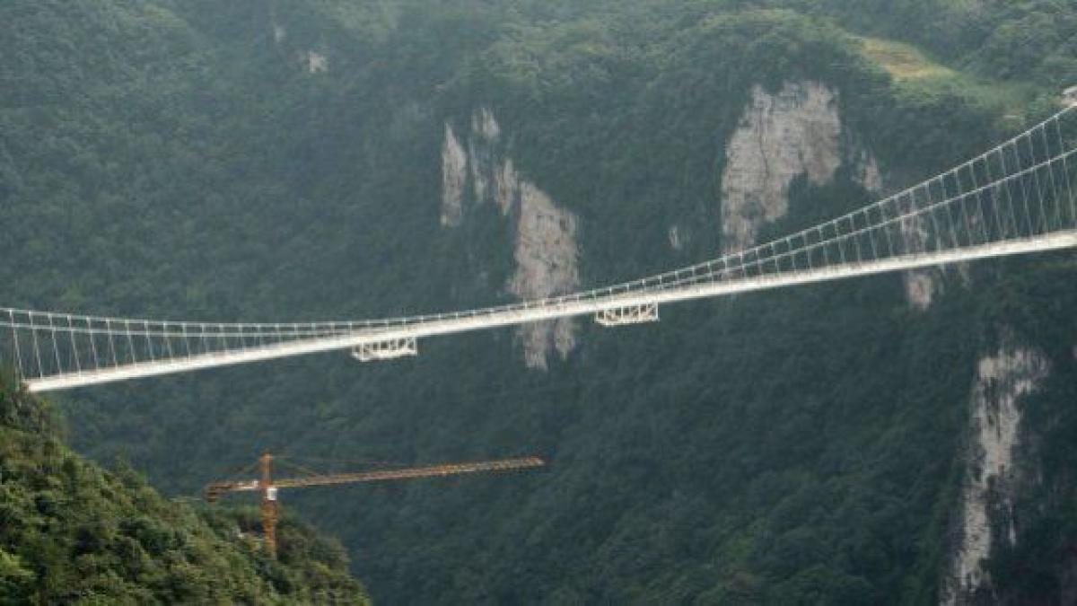 China Inaugura El Puente De Cristal Más Largo Y Alto Del Mundo