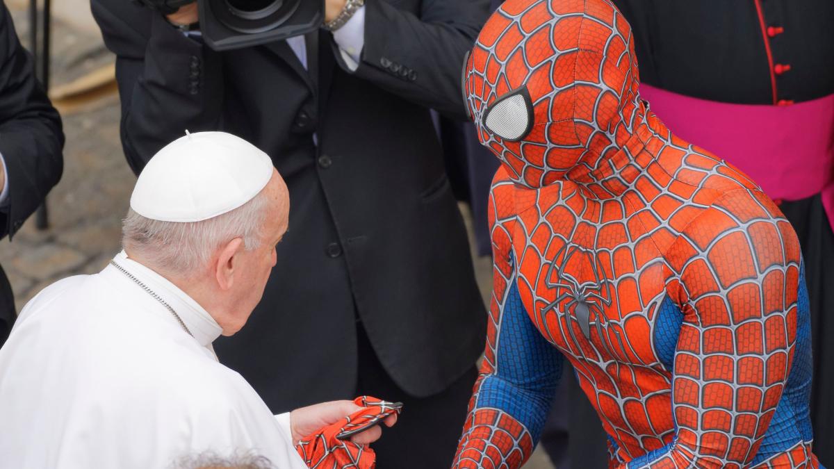 El papa Francisco bendice a Spiderman