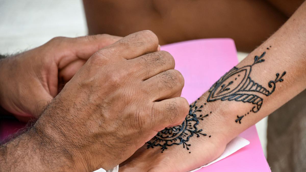 La OCU alerta sobre los peligros de los tatuajes de henna negra, los habituales del verano