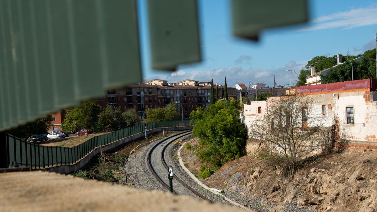 Un paseo por el gueto que las vías del tren dibujan en Extremadura