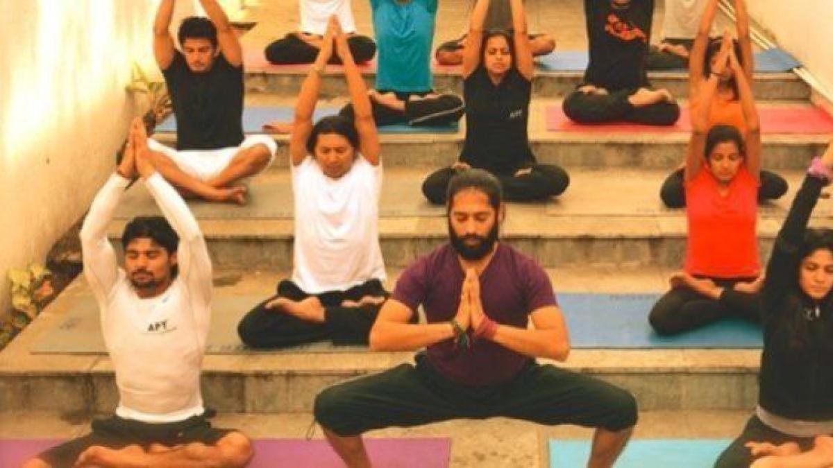 Posturas de yoga que debes hacer si trabajas sentado