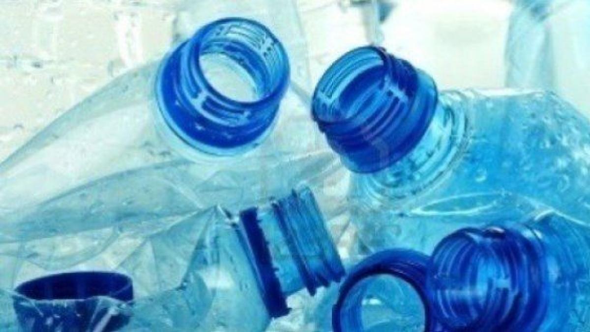 Le amputan el pene después de meterlo 4 días en una botella de plástico