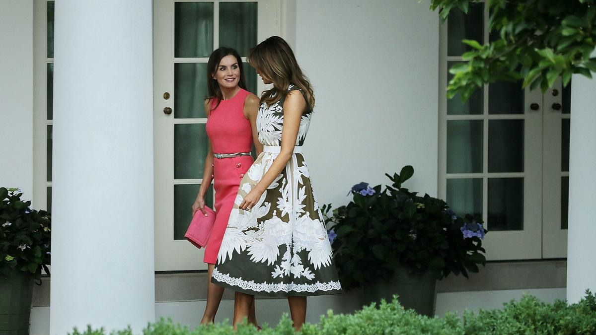 Doña Letizia vuelve a los vestidos entallados y recicla el de su encuentro  con Melania Trump - Foto 1