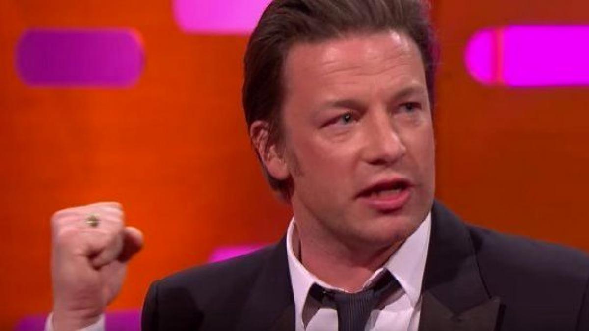 El chef Jamie Oliver vuelve a la carga con su paella 'Con chorizo sabe