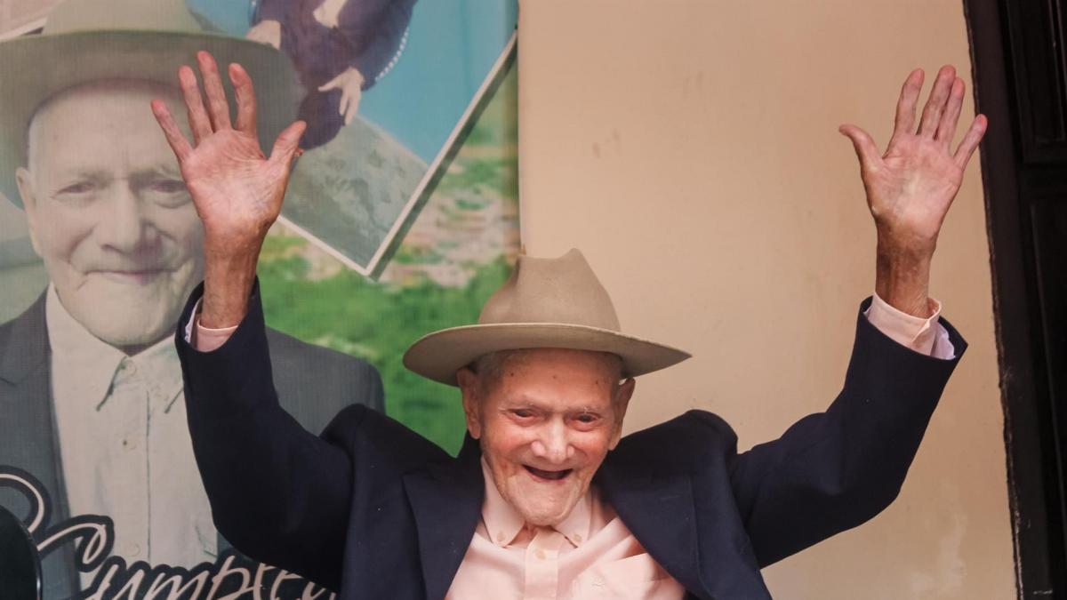 World's Oldest Man Announced - Guinness World Records 