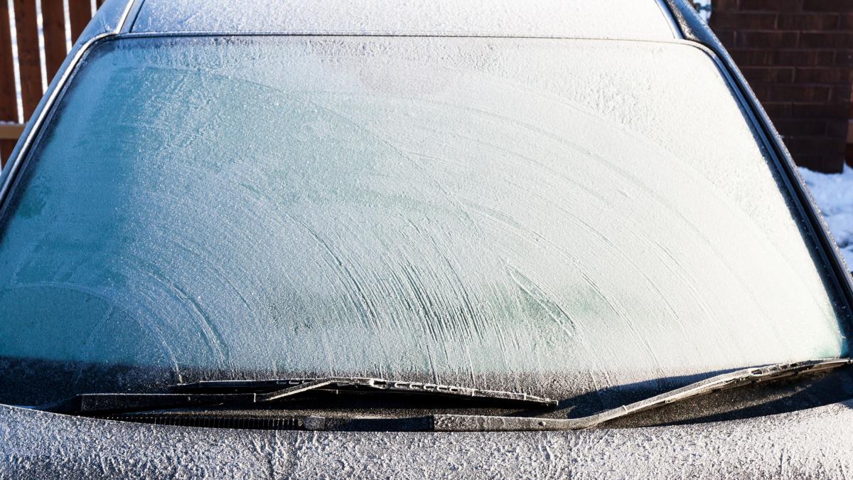 6 consejos para eliminar el hielo del parabrisas de tu coche