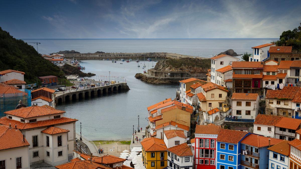 En Reino Unido se obsesionan con la desconocida aldea de España repleta de  casas colgantes  y paz