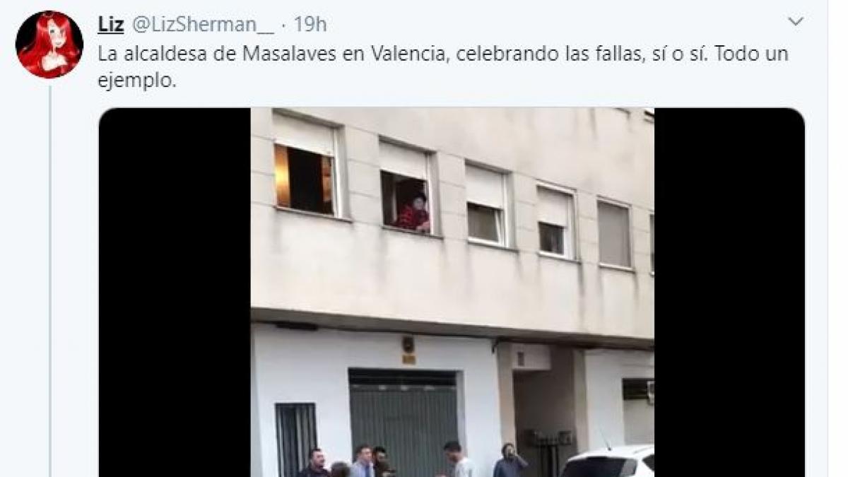 La alcadesa de un municipio de Valencia, pillada en la calle bailando y con  una cerveza