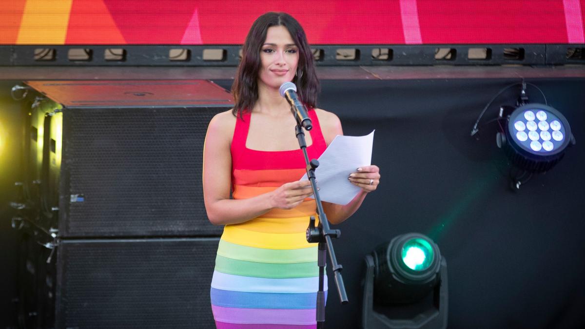 Chanel aparece en Eurovisión con un espectacular vestido rojo con mensaje  oculto