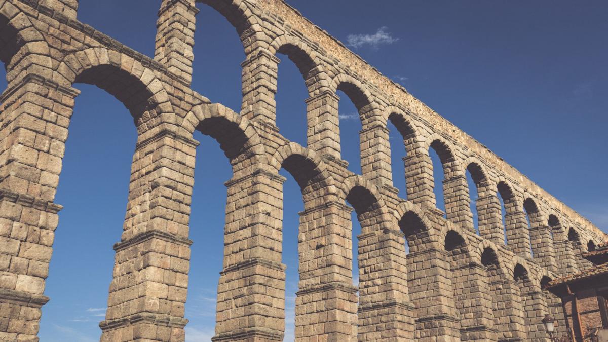 Esta es la multa que se ha llevado un conductor por cruzar el acueducto de  Segovia en coche