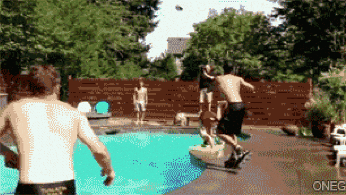 Siete personajes que encontrarás en cualquier piscina (GIFS)