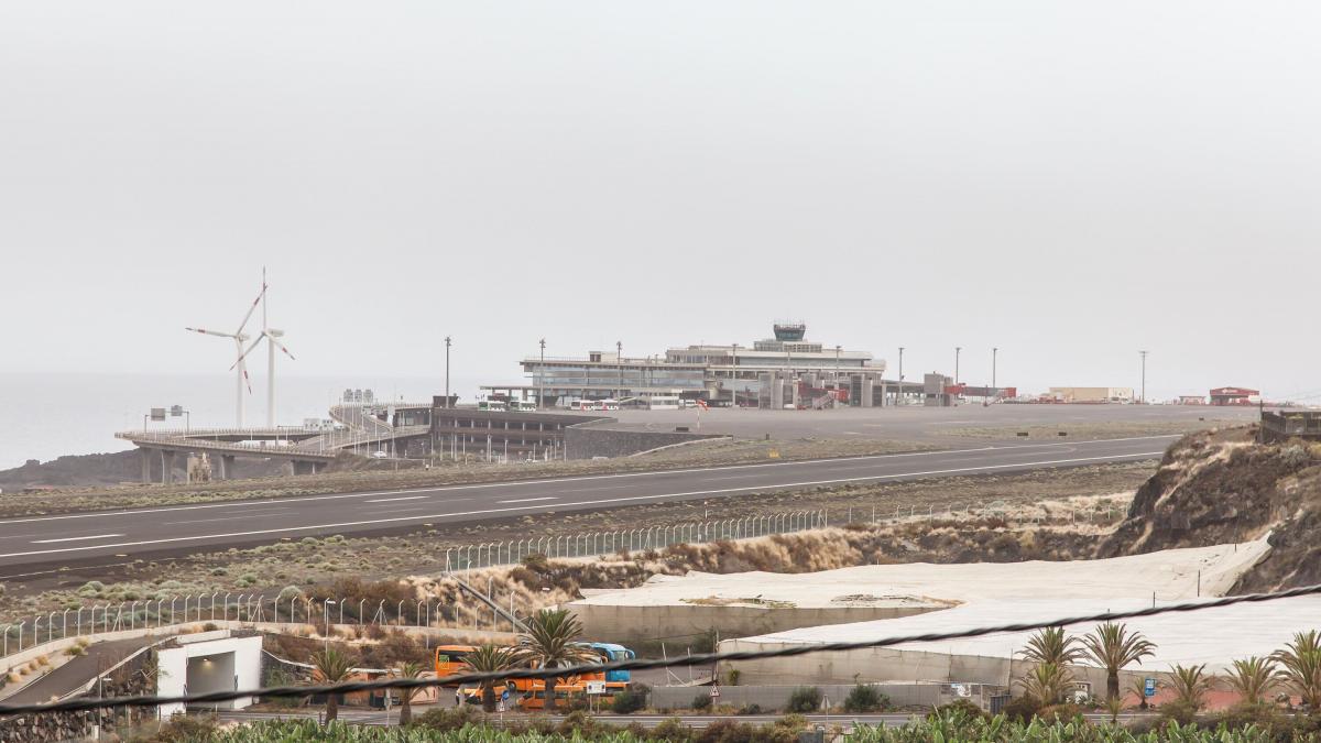 Reabre el aeropuerto de La Palma tras 24 horas cerrado por la ceniza Reabre el aeropuerto de La Palma tras 24 horas cerrado por la ceniza