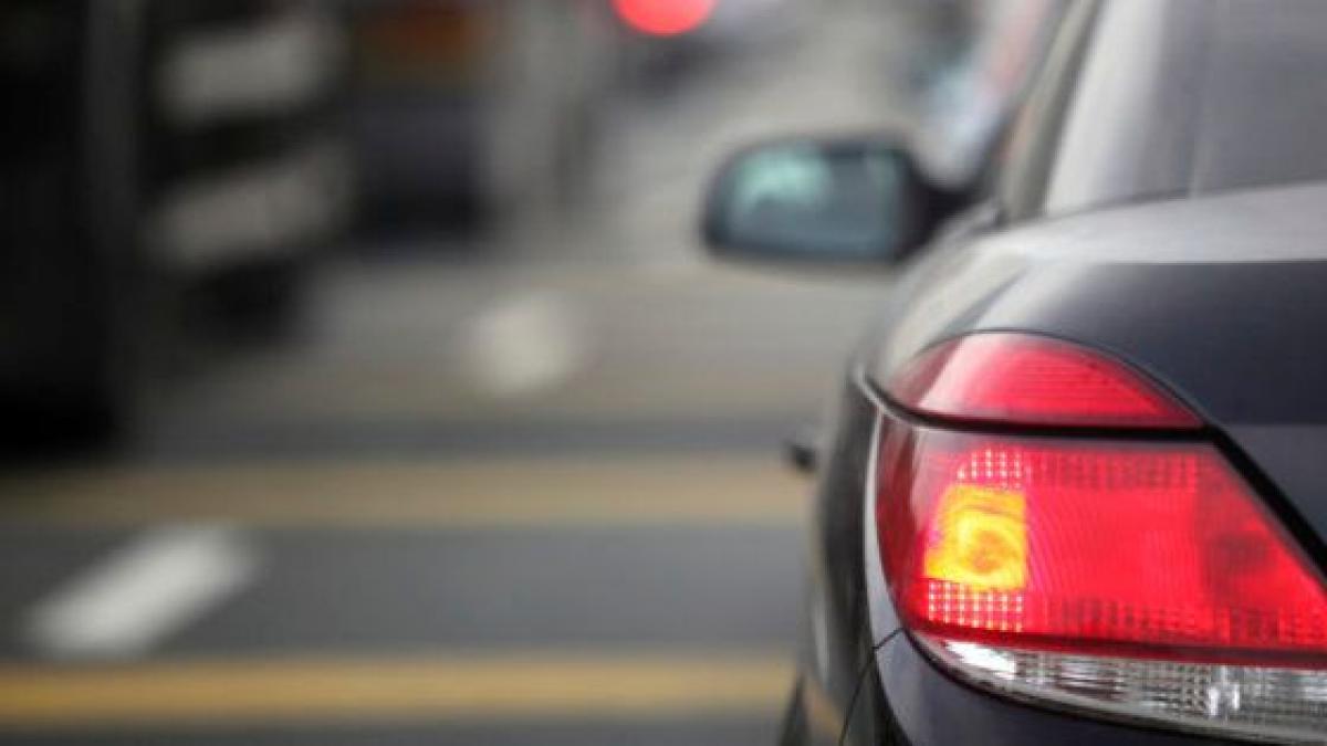 Haces lo correcto al encender las luces de emergencia cuando aparcas en  doble fila?
