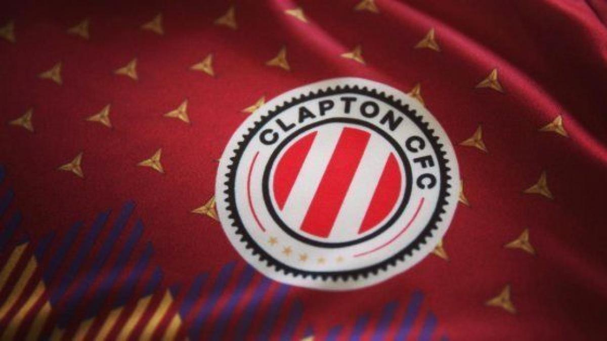 Clapton, equipo de fútbol inglés que juega con una camiseta homenaje a la española