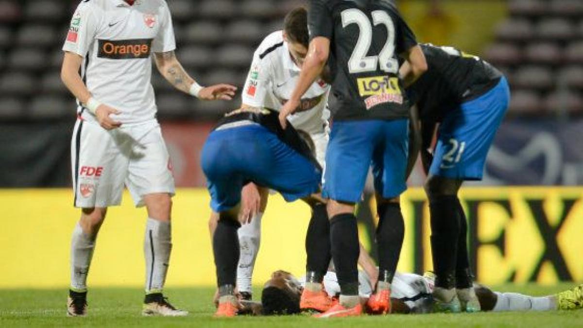 O Jogador De Futebol, Patrick Ekeng Morre Após O Colapso Durante O Jogo De  Dinamo Bucareste Imagem de Stock Editorial - Imagem de romano, colapso:  71017229