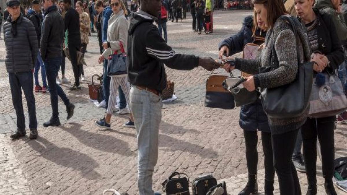 Las denuncias contra el 'top manta' en Madrid caen un 36 en la primera