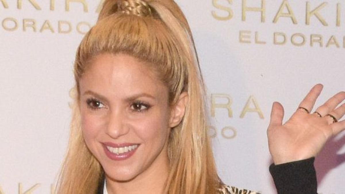 Esta foto noventera de Shakira ante un ordenador revela muchas pistas