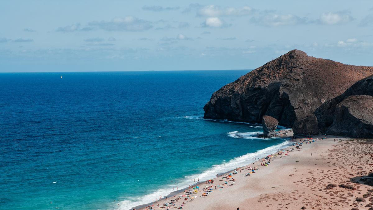 La playa con el nombre más tétrico de Andalucía oculta el azul más intenso de toda España