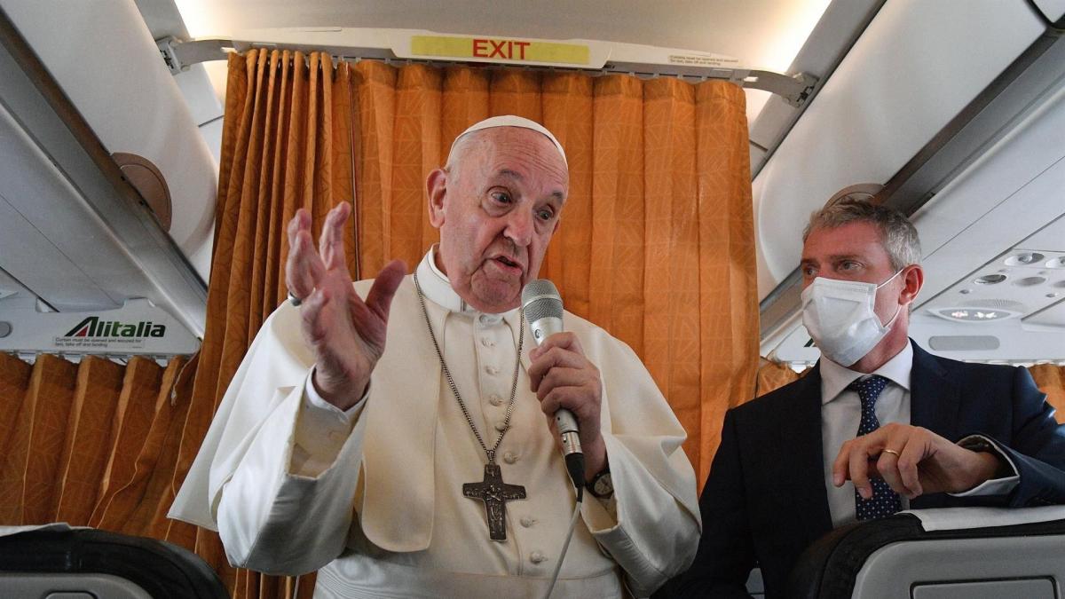 El papa no descarta revisar el celibato en la Iglesia: 'No hay ninguna  contradicción para que un sacerdote se pueda casar'