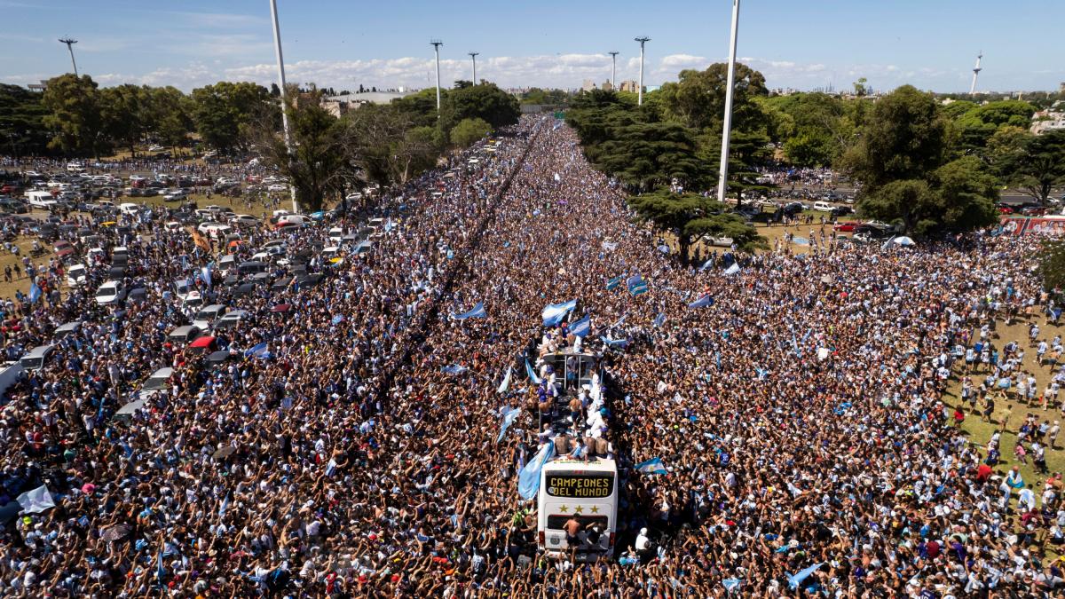 Argentina enloquece con sus campeones del mundo en un desfile que acabó antes de tiempo imagen foto