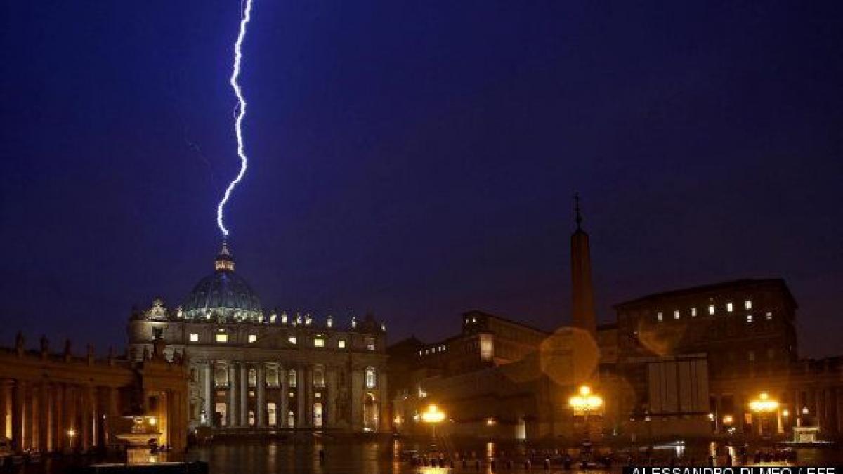 Foto del rayo que cayó en la cúpula del Vaticano el día que el papa  renunció: la historia tras la imagen (FOTOS)