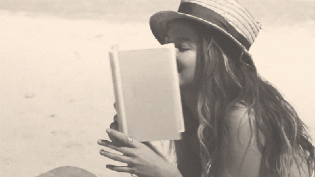 Leer en la playa (gifs)