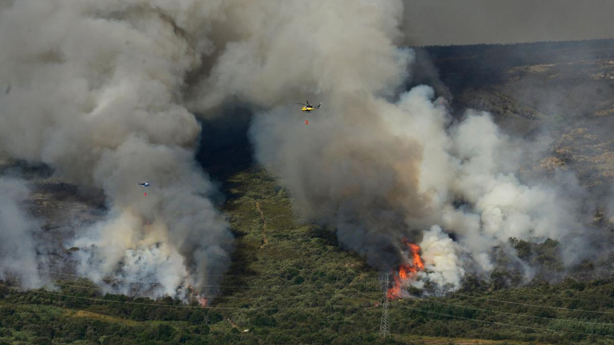 Activo un incendio en Viladervós (Ourense) que afecta a 120 hectáreas