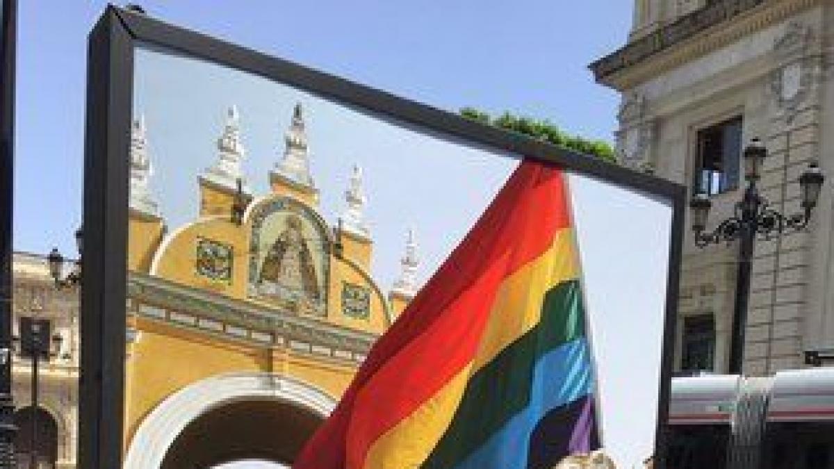 Pintadas homófobas en una exposición del orgullo gay en Sevilla