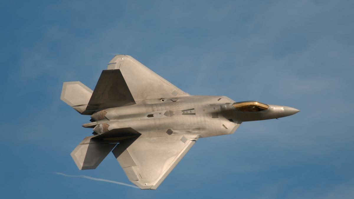 Calculan el tiempo que tarda un F-22 en cruzar España a velocidad Mach 1