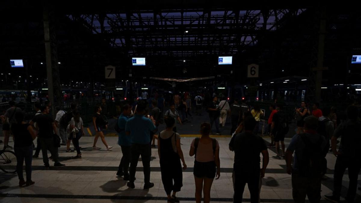 Argentina A Oscuras Cerca De 20 Millones De Personas Se Quedan Sin Luz Por Un Gran Apagón 8068