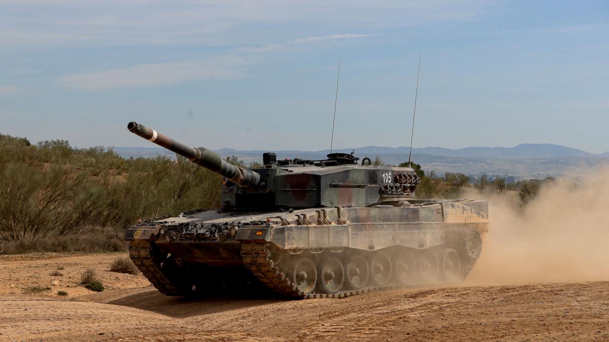 Soldados Ucranianos Aprenden Ya A Manejar El Tanque Leopard En Zaragoza