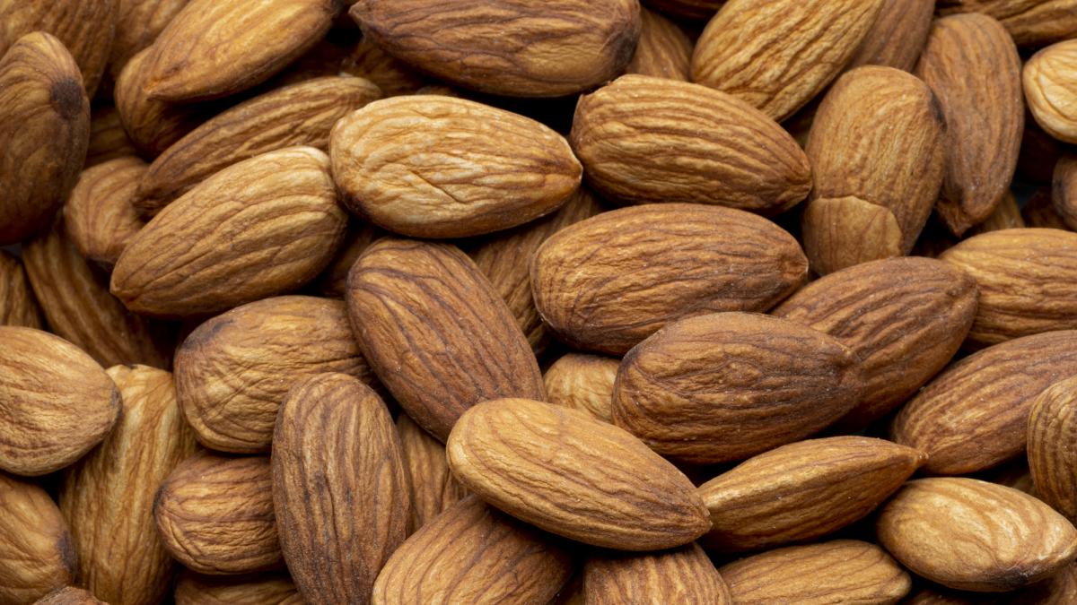 Science solves the question of the brown skin of almonds