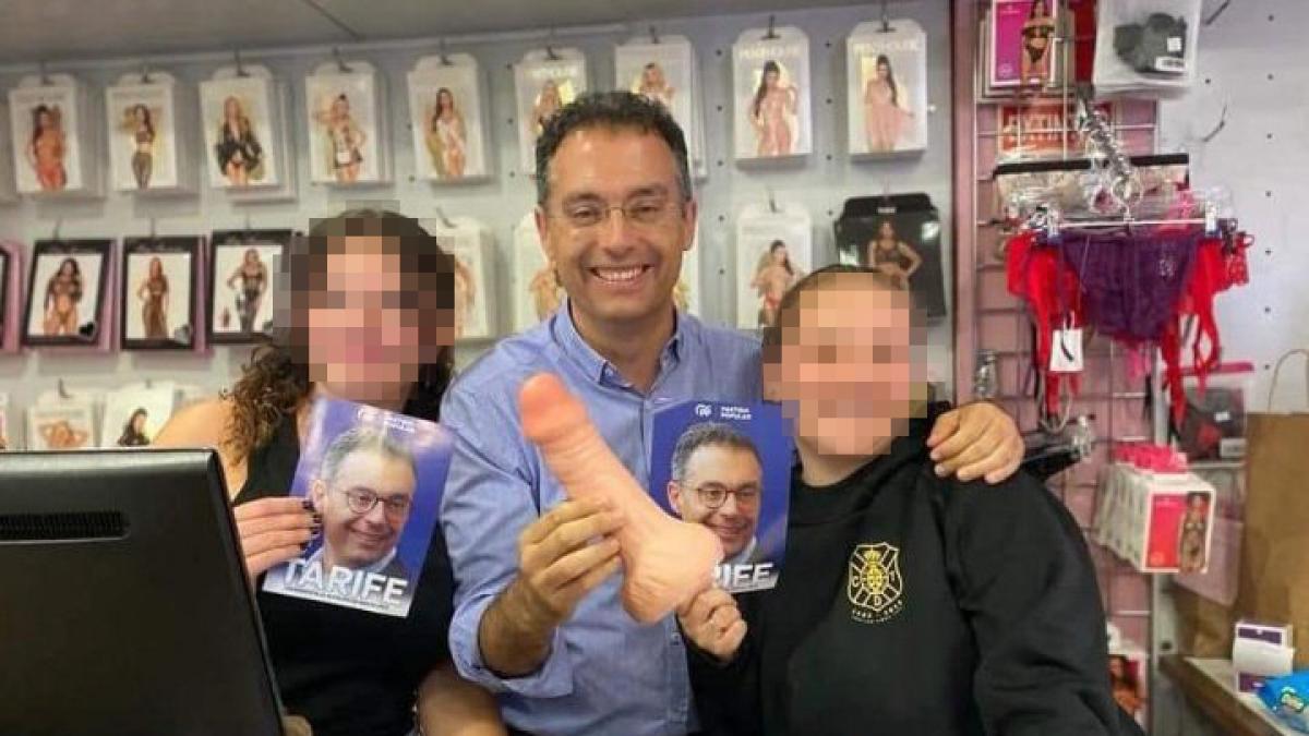 El candidato del PP a la alcaldía de Santa Cruz de Tenerife hace precampaña  en un sex shop y sube una foto con un pene de goma