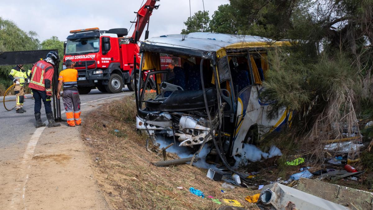 Una mujer muerta y al menos 40 heridas tras volcar un autobús de temporeras  en Huelva