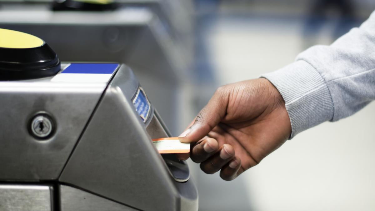 Lo que hace un revisor de tren para comprobar el billete de un pasajero