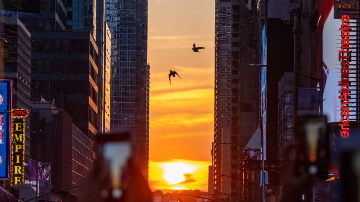 El 'Manhattanhenge' regala a Nueva York su mejor puesta de sol del año