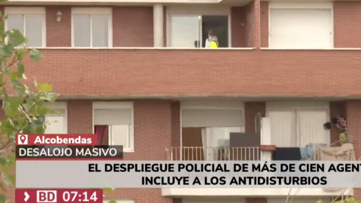 Desalojado en Alcobendas (Madrid) un bloque okupado por 300 personas, 180  niños