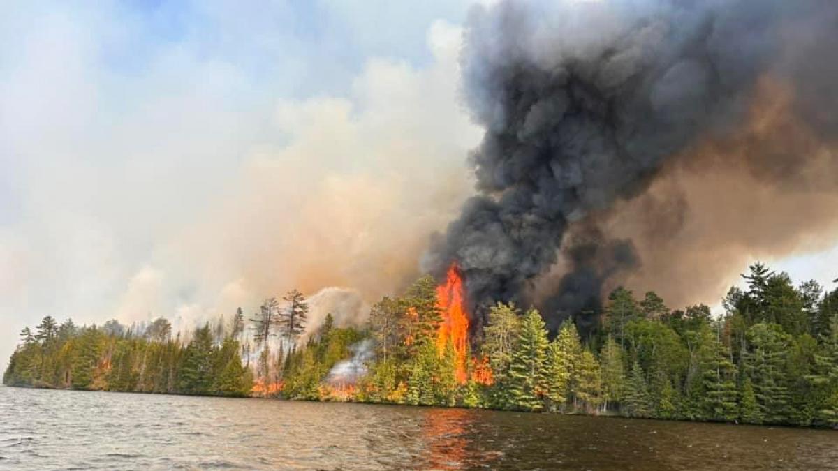 Canadá afronta una de sus peores temporadas de incendios con más de 400