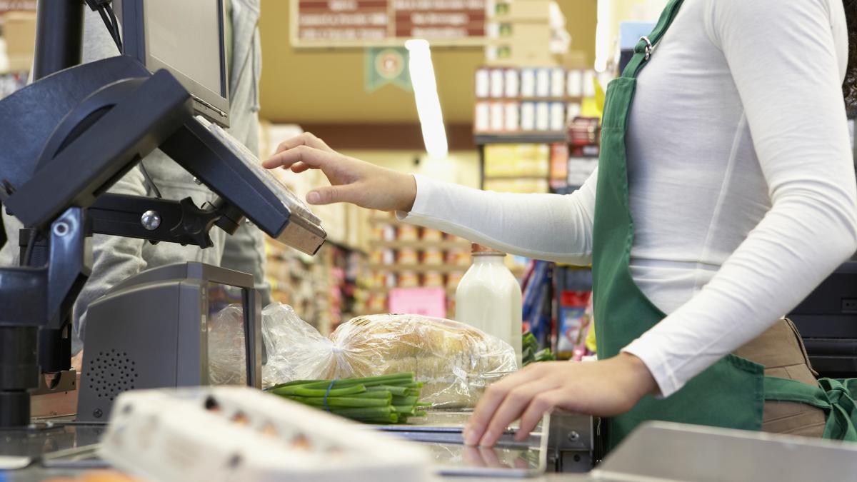 Compra un producto de 2 euros en un supermercado gallego y logra liar a la cajera para que le dé 600 euros