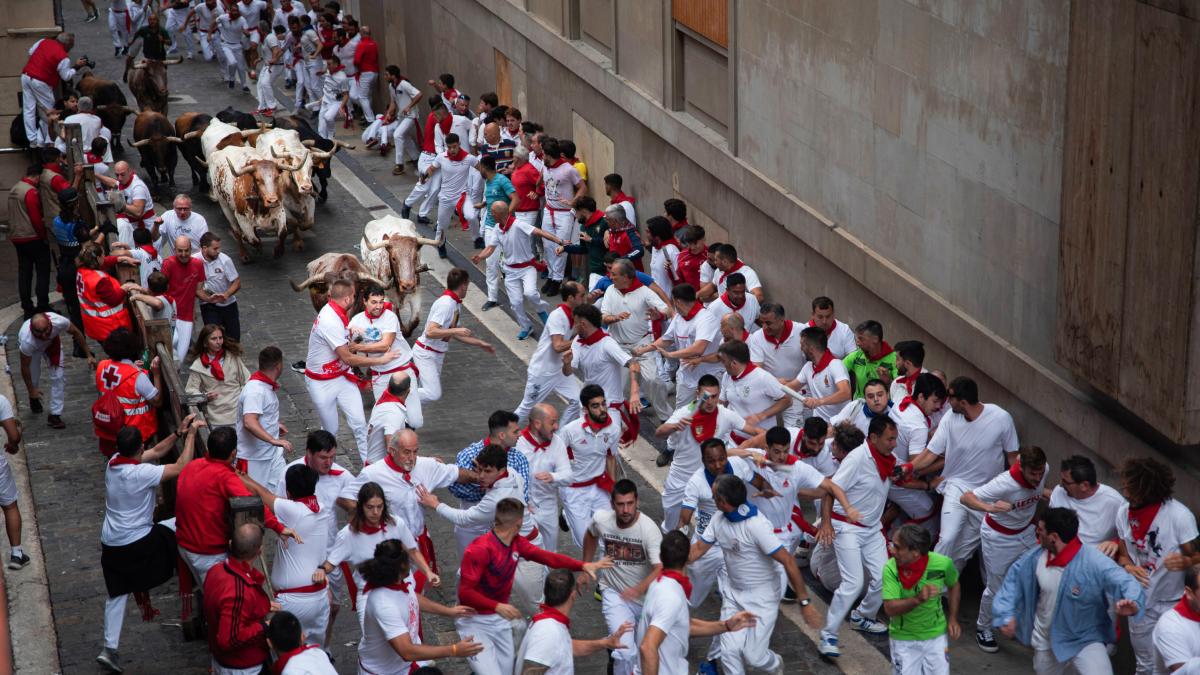 Está posando para un vídeo en San Fermín y lo que pasa ya lleva 1,7  millones de reproducciones