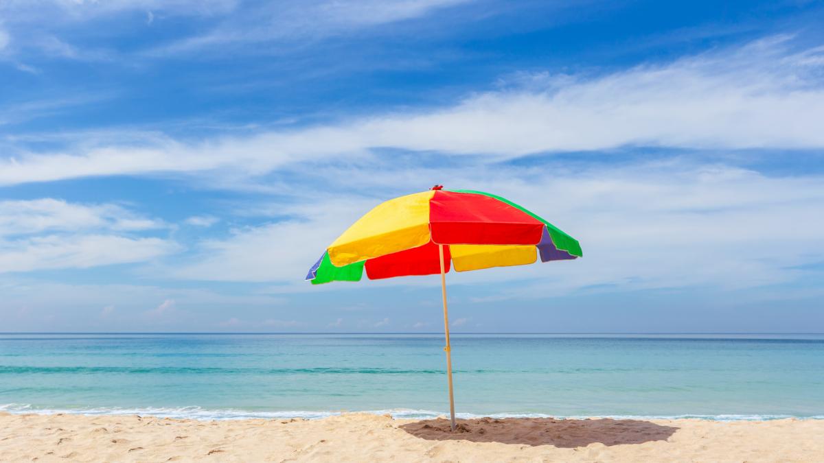 Multas de hasta 300 euros por dejar la sombrilla en la playa sin estar  presente