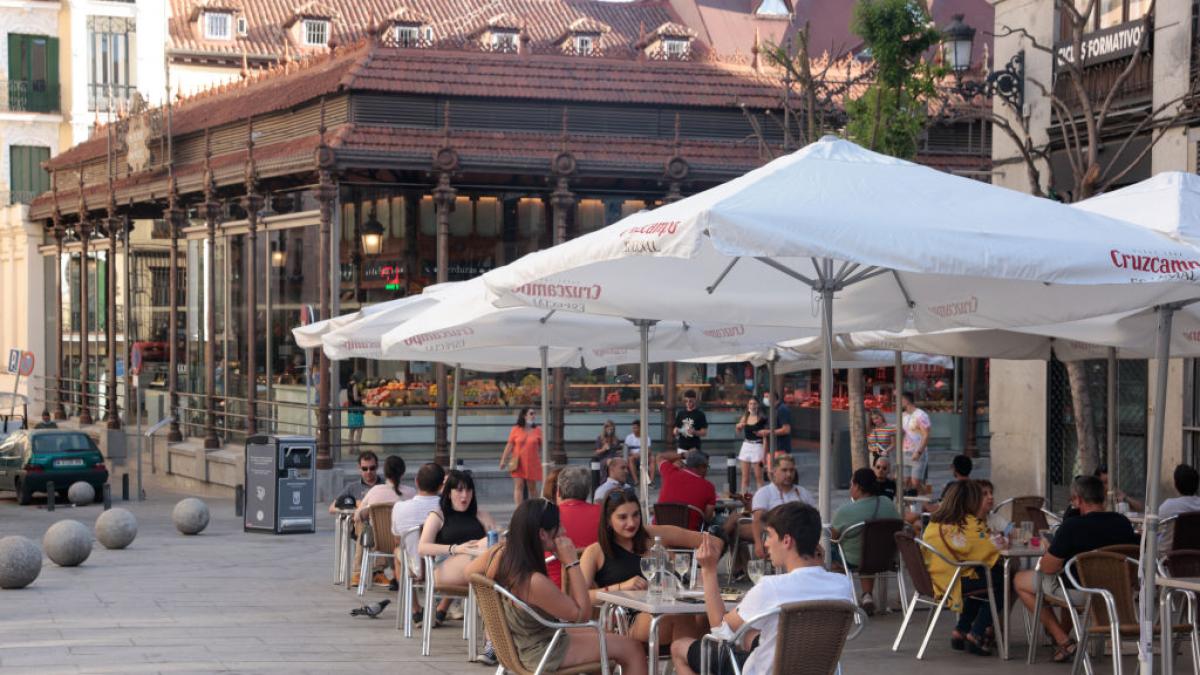 Lo que le ha ocurrido al ir a tomar algo en una terraza de Madrid es un  aviso de lo que se viene