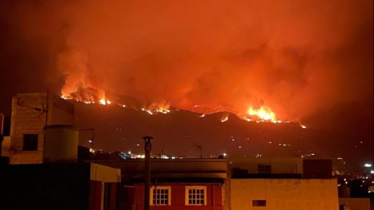 Un incendio forestal en Tenerife obliga a evacuar cuatro municipios