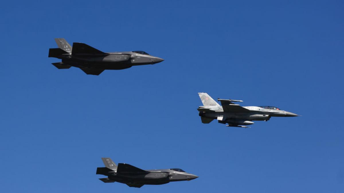 How two airplanes react to a danger of collision