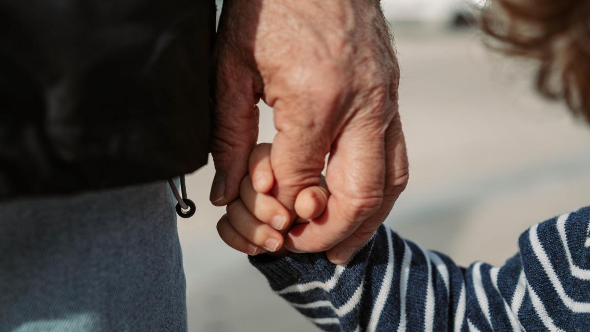 Ironía de un padre en estado puro por el regalo de un abuelo a sus nietas  de casi dos años