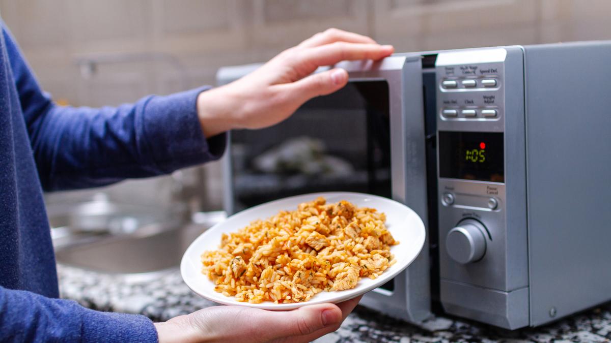 Un experto lanza un serio aviso a quienes suelen recalentar el arroz en el  microondas